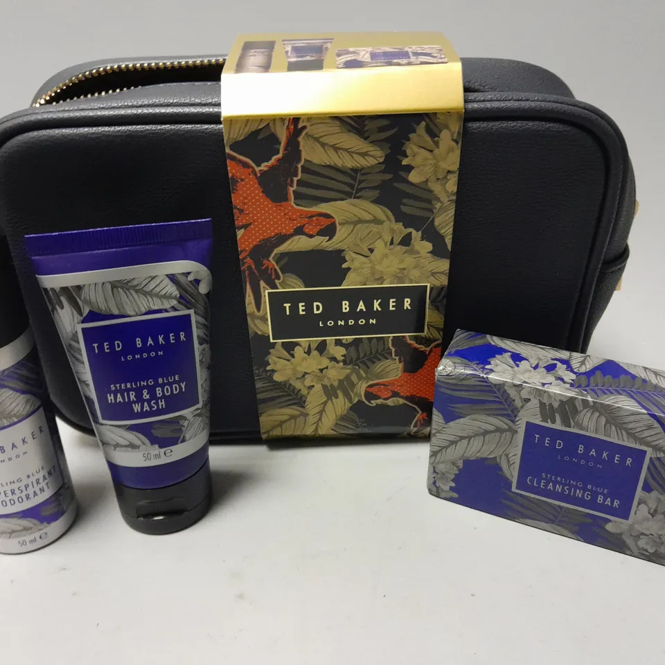 TED BAKER 3-PIECE SET IN WASH BAG