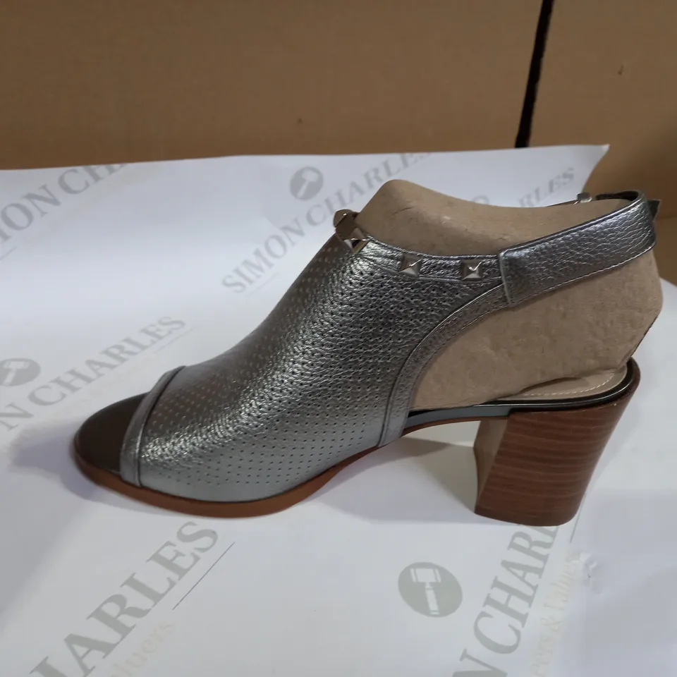 NARC FISHER SILVER SANDAL'S SIZE 5.5