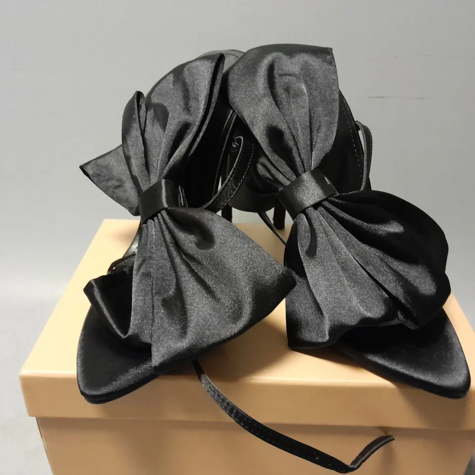 BOXED PAIR OF SLIMMI LONDON ELYNA BOW BACK BARELY HEELS IN BLACK - UK 5