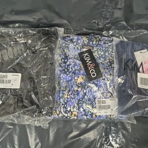 BOX OF APPROXIMATELY 30 ASSORTED CLOTHING AND FASHION ITEMS IN VARIOUS STYLES, SIZES, AND COLOURS - COLLECTION ONLY