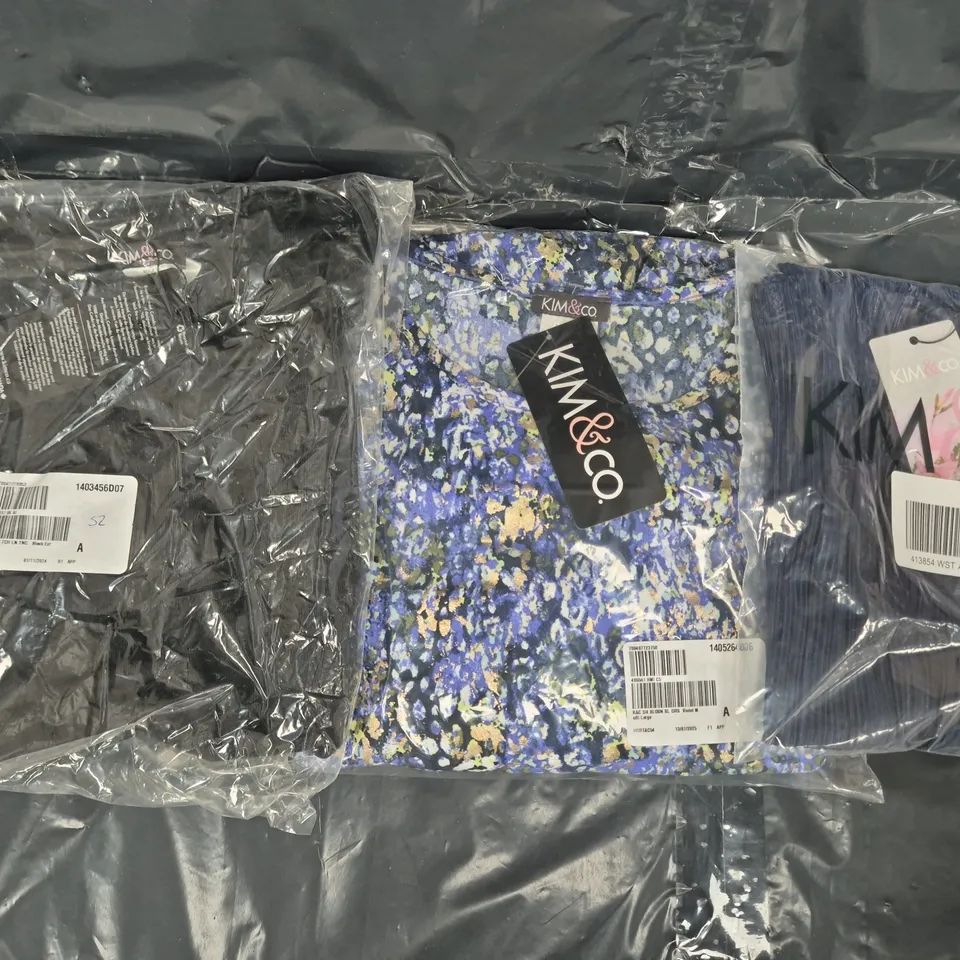 BOX OF APPROXIMATELY 30 ASSORTED CLOTHING AND FASHION ITEMS IN VARIOUS STYLES, SIZES, AND COLOURS - COLLECTION ONLY