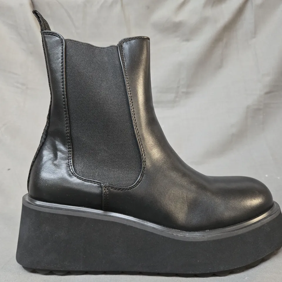 BOXED PAIR OF ROCKET DOG PLATFORM CHELSEA BOOTS IN BLACK UK SIZE 6