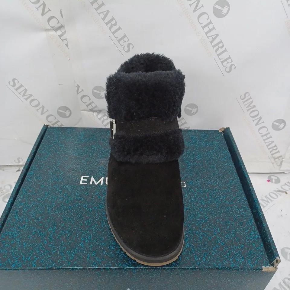  BOXED PAIRS OF EMU AUSTRALIA "OXLEY" LEATHER BOOTS - UK SIZE 6, BLACK 