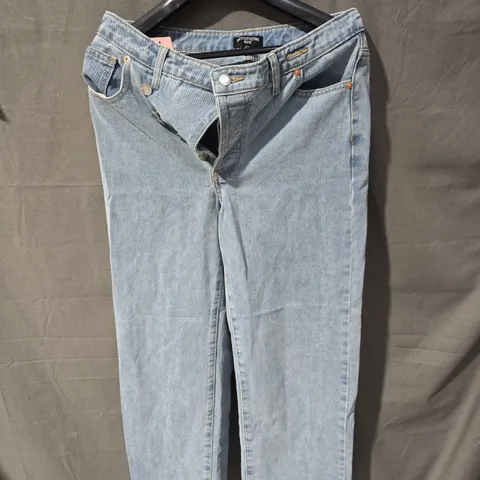 PRETTYLITTLETHING PETITE JEANS – LIGHT-WASH DENIM UK 4