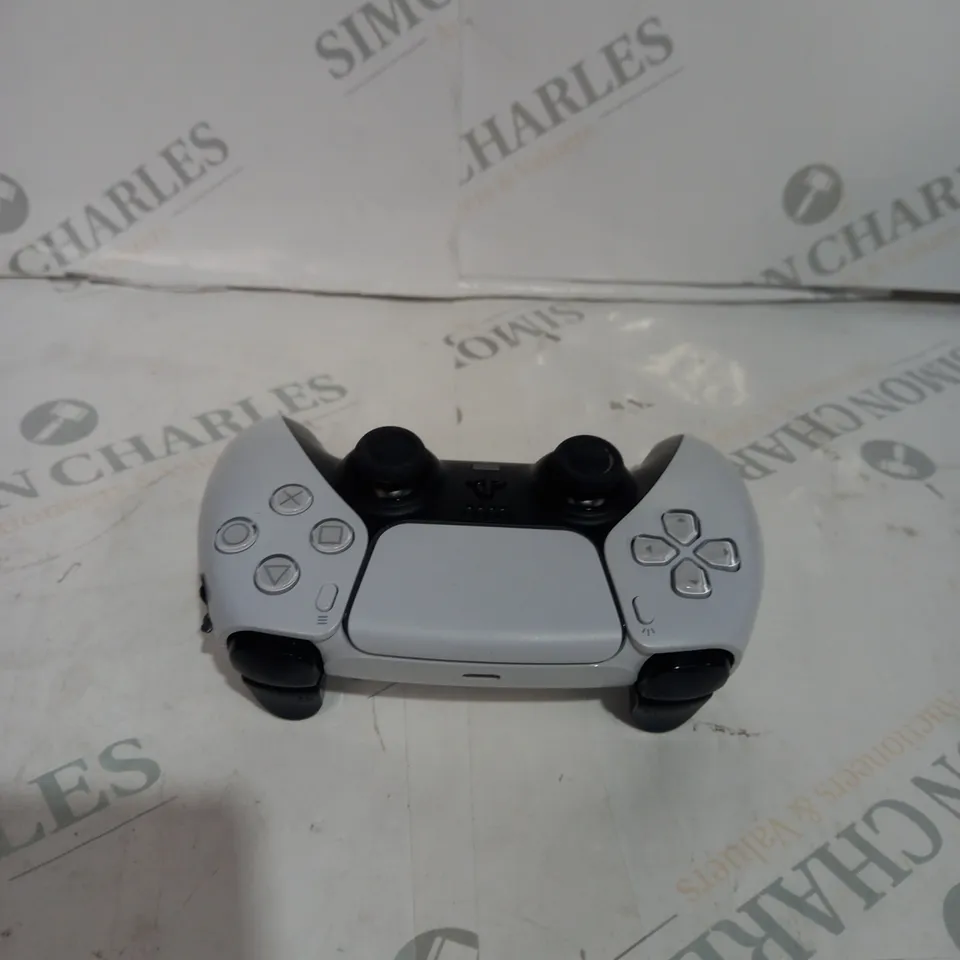 PLAYSTATION 5 CONTROLLER - WHITE