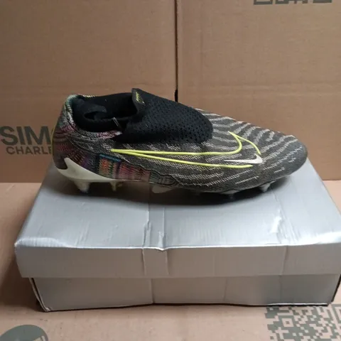 BOXED PAIR OF NIKE PHANTOM GX ELITE FOOTBALL BOOTS - 9.5