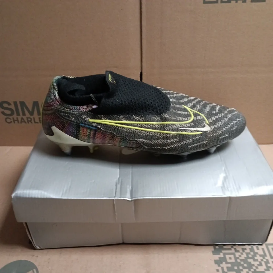BOXED PAIR OF NIKE PHANTOM GX ELITE FOOTBALL BOOTS - 9.5