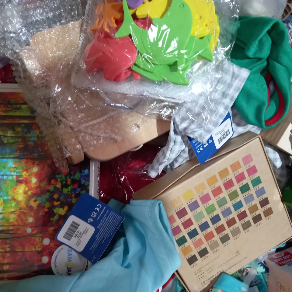 BOX OF APPROXIMATELY 15 ASSORTED TOYS AND GAMES TO INCLUDE THOMAS & FRIENDS WOODEN RAILWAY TOY, HOT WHEELS PACK OF TOY CARS, CUQOO TECH WIRELESS KARAOKE MICROPHONE, ETC