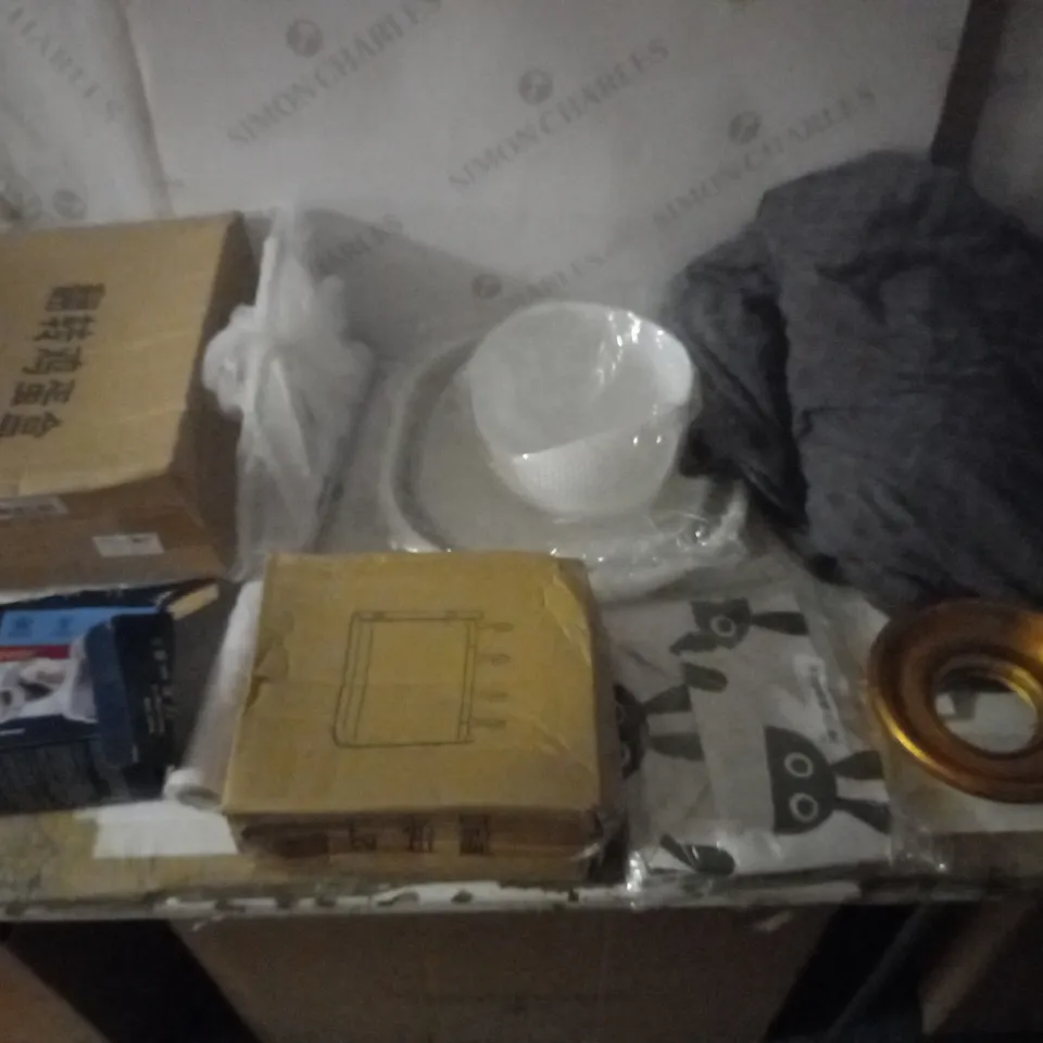 GROUP OF APPROX 10 ASSORTED ITEMS TO INCLUDE BOBBLE REMOVER, STORAGE, FITTED SHEET ETC