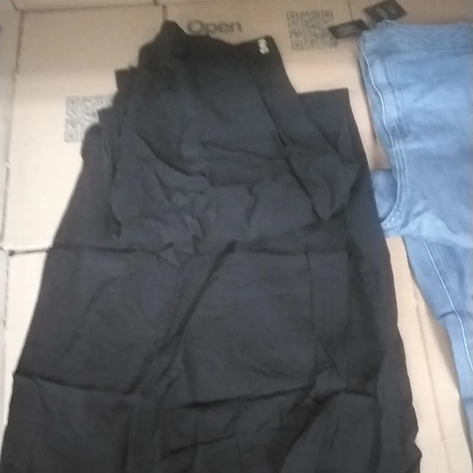 PALLET OF BRAND NEW WOMENS QUALITY DESIGNER CLOTHES APPROXIMATELY 115 TO INCLUDE; JEANS, PANTS, TOPS ETC