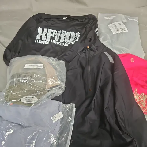 APPROXIMATELY 30 ASSORTED CLOTHING ITEMS IN VARIOUS SIZES, STYLES & COLOURS TO INCLUDE JACKET, T-SHIRT, CAP, ETC