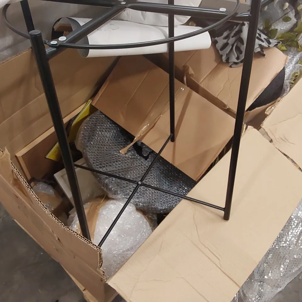 PALLET OF ASSORTED HOME FURNISHINGS AND SHOWROOM HOUSING DECORATIONS INCLUDING: BEDDING, PILLOWS, SOFA CUSHIONS, FAKE PLANTS, PICTURE FRAMES ECT