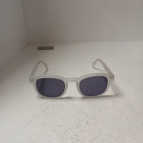 SPECHAUS WHITE PLASTIC SUNGLASSES WITH DARK LENSES – INCLUDES SPECHAUS CASE 