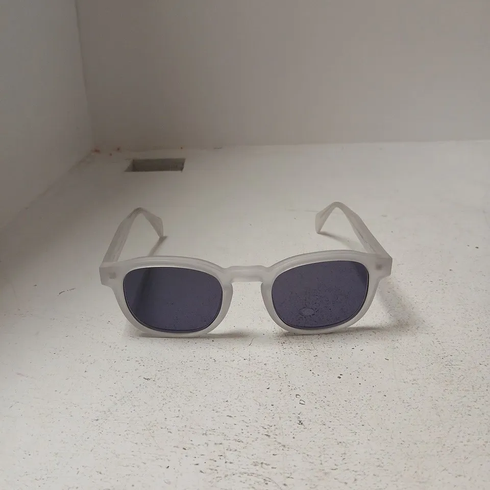 SPECHAUS WHITE PLASTIC SUNGLASSES WITH DARK LENSES – INCLUDES SPECHAUS CASE