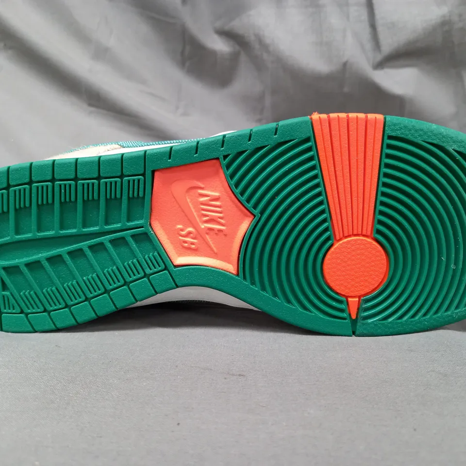 BOXED PAIR OF NIKE SB X JARRITOS SHOES IN BEIGE/WHITE/GREEN UK SIZE 10