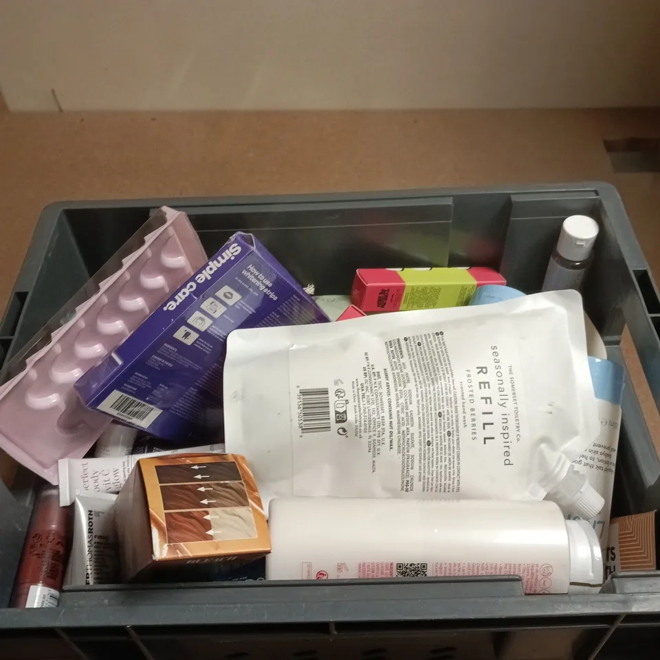 BOX OF APPROXIMATELY 10 ASSORTED BEAUTY PRODUCTS INCLUDING BLEACH LONDON HAIR DYE, CLARINS CLEASING MILK AND THE SOMERSET TOILETRY CO HAND WASH REFILL
