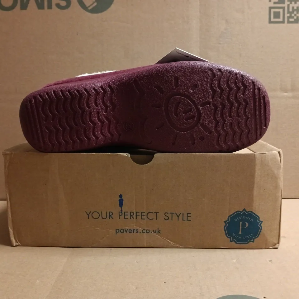 BOXED PAIR OF PAVERS SLIPPERS IN BURGUNDY SIZE 5