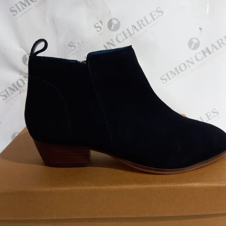 BLACK STUFF WILLOW SUEDE ANKLE BOOT SIZE 7