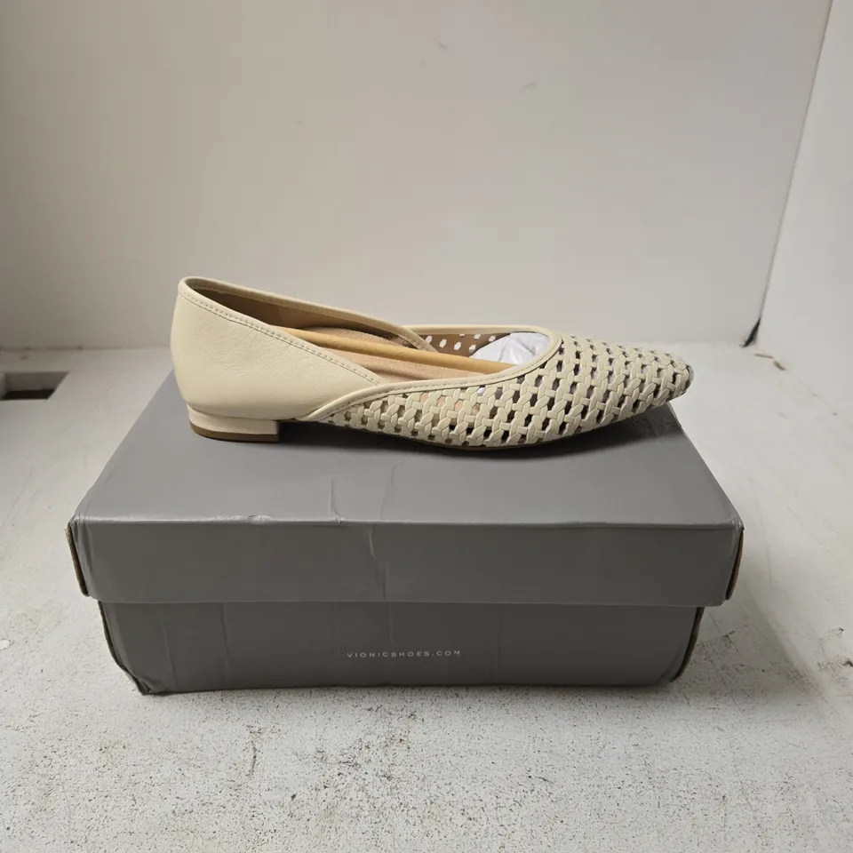 VIONIC GRACIA WOVEN FLATS – 5.5