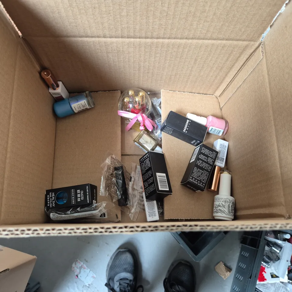 APPROXIMATELY 20 BOTTLES OF NAIL VARNISH TO INCLUDE MAX FACTOR, RIMMEL AND ESSIE