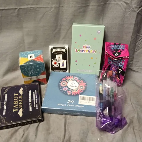 APPROXIMATELY 15 ASSORTED TOYS & GAMES PRODUCTS TO INCLUDE KPOP DEMON HUNTERS TOY, TAROT DECK, ACRYLIC PAINT MARKER, ETC