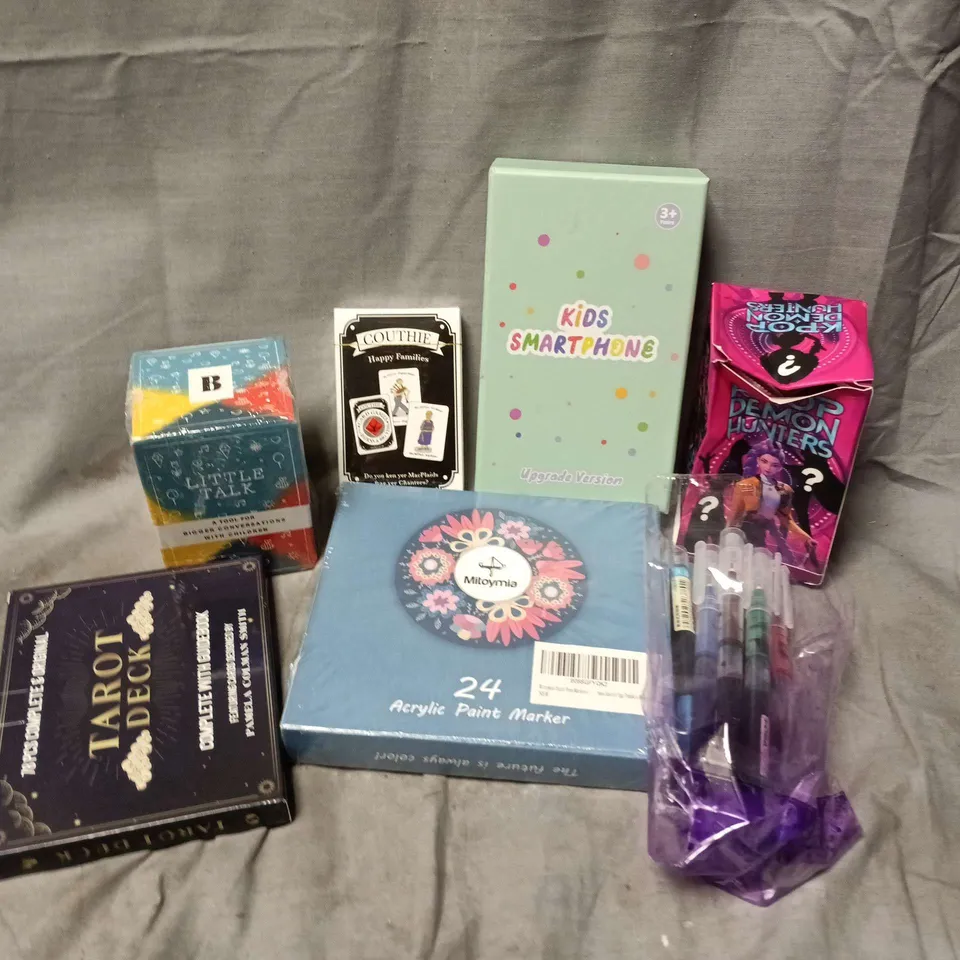 APPROXIMATELY 15 ASSORTED TOYS & GAMES PRODUCTS TO INCLUDE KPOP DEMON HUNTERS TOY, TAROT DECK, ACRYLIC PAINT MARKER, ETC