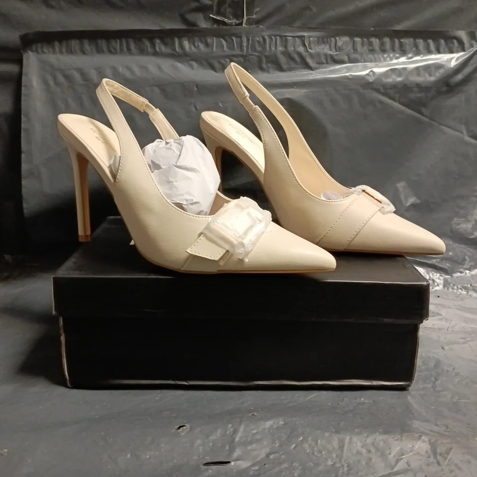 BOXED PAIR OF PRETTY LITTLE THING POINTED TOE STILETTO HEELS SLINGBACK COURT HEELS IN CREAM SIZE UK 4