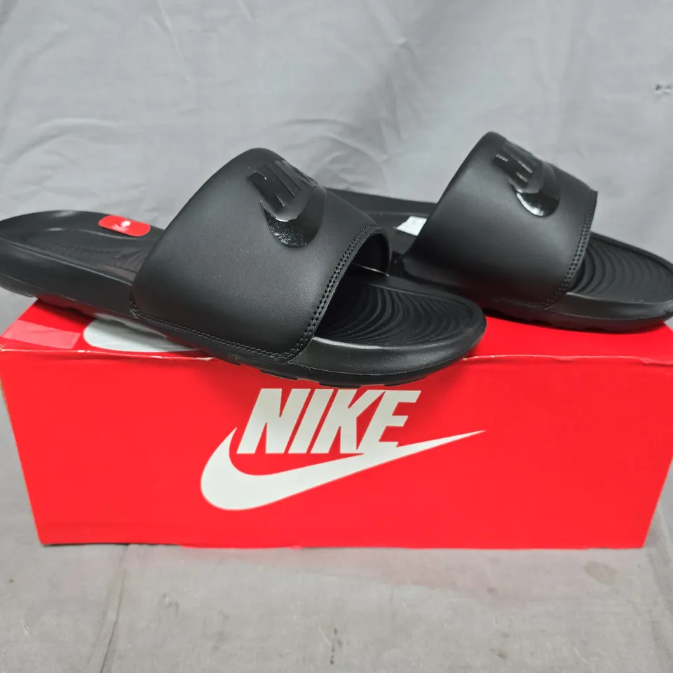 BOXED PAIR OF NIKE VICTORI ONE SLIDERS IN BLACK SIZE UK 9