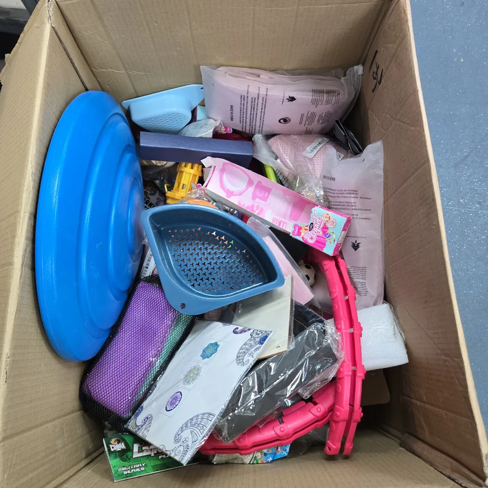 BOX OF APPROXIMATELY 20 ASSORTED TOY RELATED ITEMS TO INCLUDE DOLLS, ARMY TOYS ETC