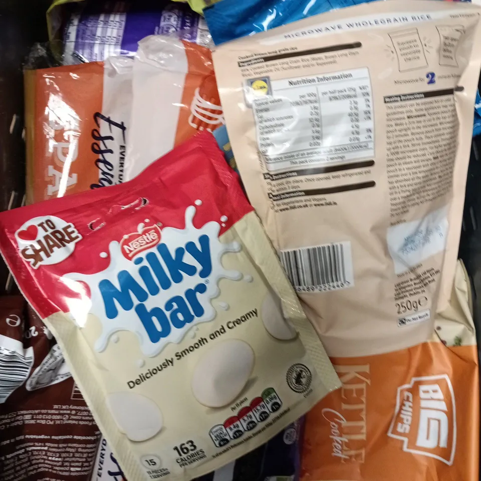 APPROXIMATELY 10 ASSORTED FOOD/DRINK PRODUCTS TO INCLUDE CADBURY CHOCOLATE, SPAGHETTI, WIMBI MIX ETC