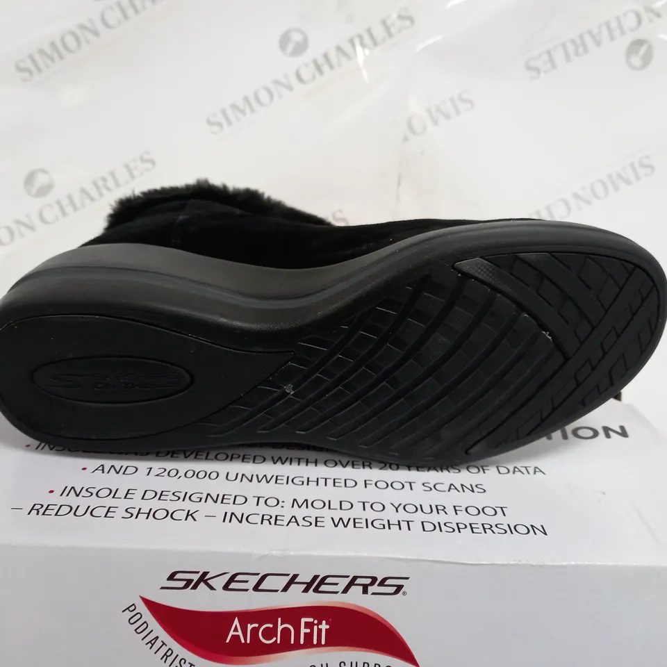 BOXED SKECHERS ARCH FIT RISE CHUGGA WEDGE BOOTS, BLACK - SIZE 5