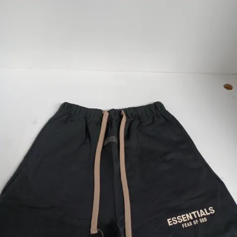 FEAR OF GOD ESSENTIALS MEN'S SHORTS – BLACK, SIZE M
