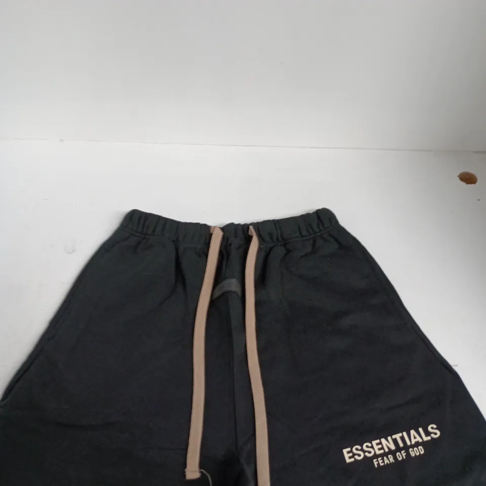 FEAR OF GOD ESSENTIALS MEN'S SHORTS – BLACK, SIZE M