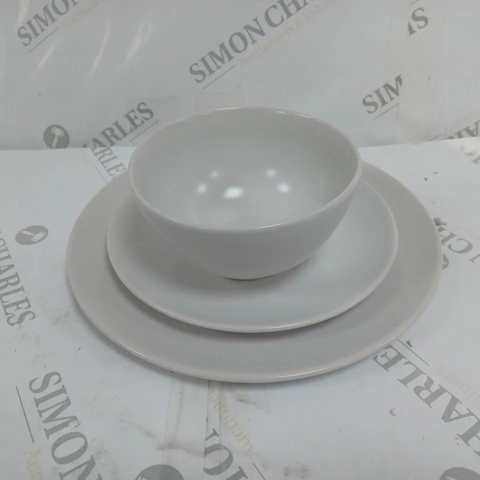 BRAND NEW BOXED CESIRO 12 PIECE DINNER SET TO INCLUDE LARGE PLATE SMALL PLATE AND BOWL IN MATTE WHITE / COLLECTION ONLY 