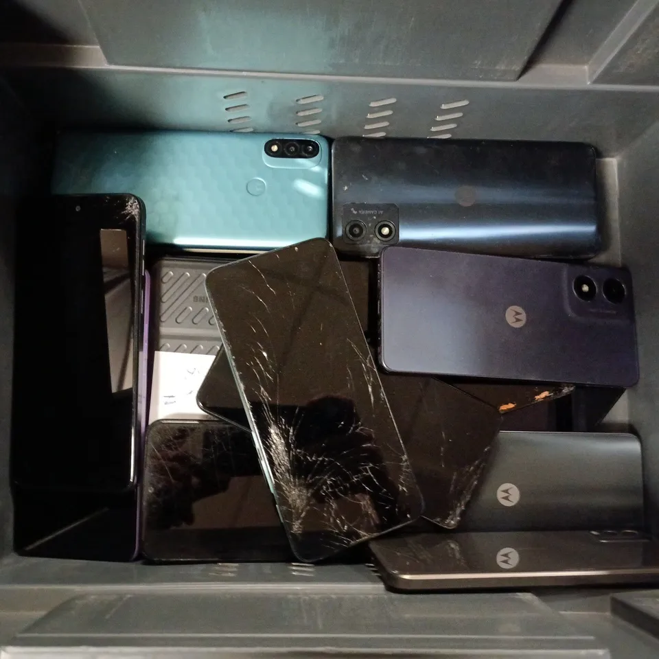 APPROXIMATELY 15 ASSORTED USED PHONES AND PHONE PARTS TO INCLUDE SAMSUNG, MOTOROLA, HMD, ETC