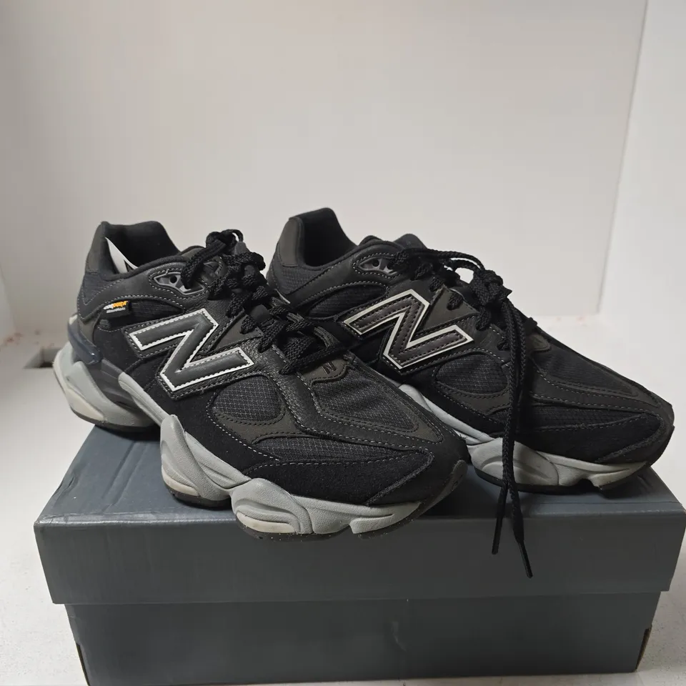 NEW BALANCE BLACK/GREY TRAINERS UK 9 BOXED