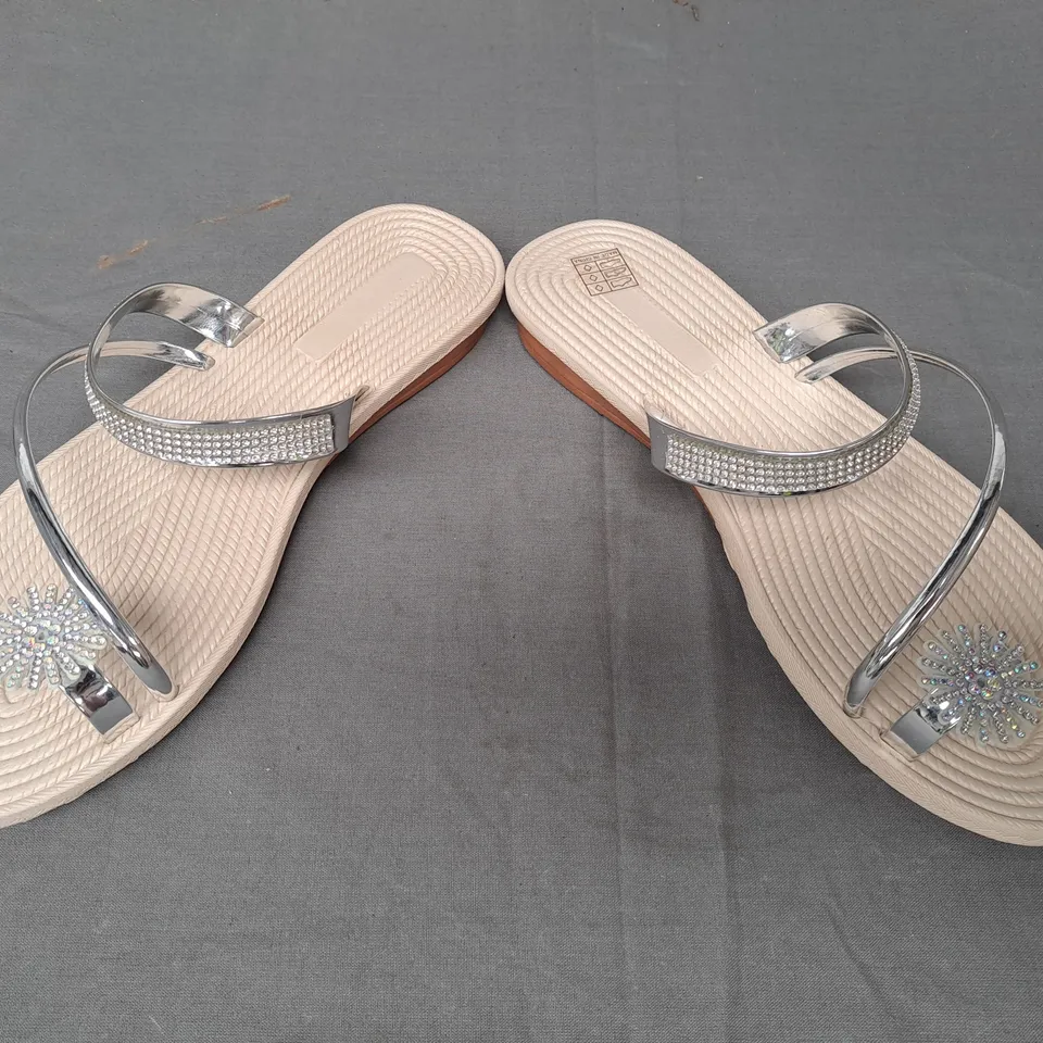 BOXED PAIR OF DESIGNER SANDALS IN METALLIC SILVER EU SIZE 40