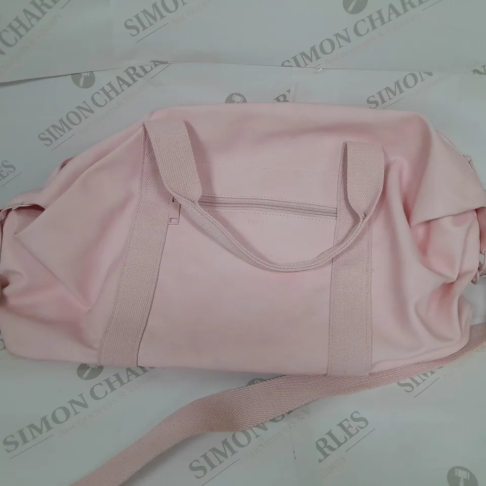 TYPO HOLDALL DUFFLE IN PINK 