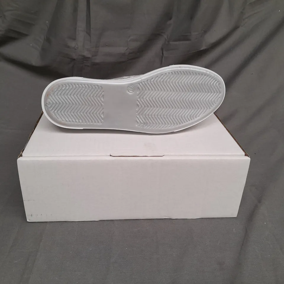 RUTH LANGFORD LADIES SILVER TRAINERS SIZE 6