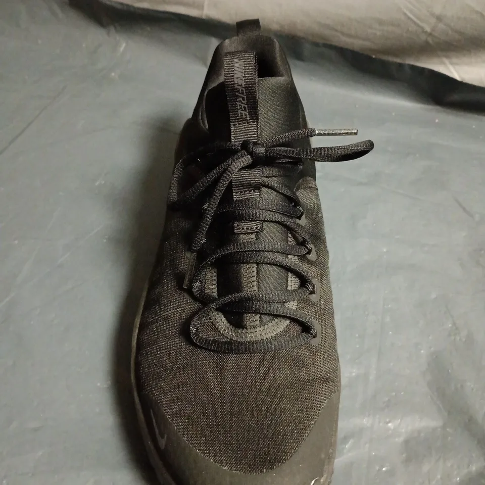 UNBOXED PAIR OF NIKE RUNNING SHOES - UK SIZE 9