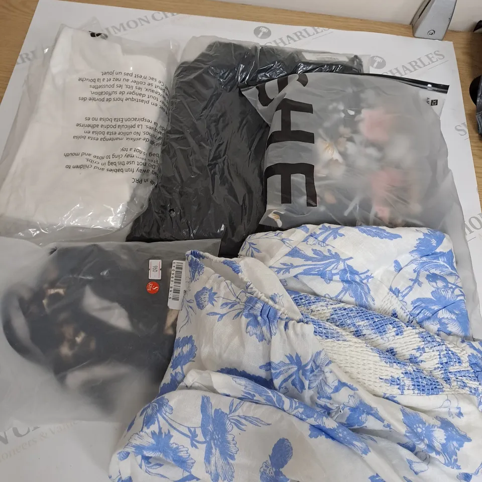 LOT OF ASSORTED CLOTHING ITEMS AND ACCESSORIES TO INCLUDE; T-SHIRTS, JUMPERS ETC