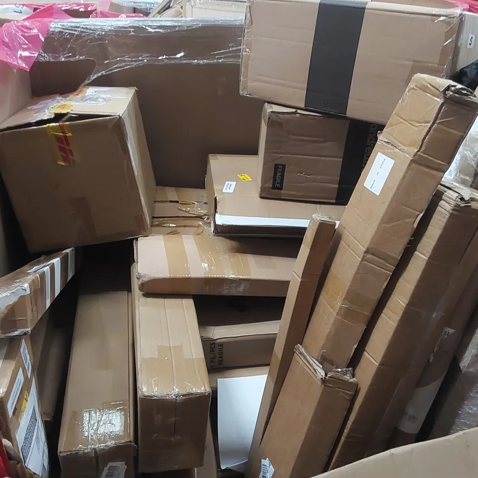 PALLET OF ASSORTED ITEMS INCLUDING: FOLDING TOILET CHAIR, ARTIFICIAL GRASS COLLECTION SWEEPER, BLINDS, TOILET SEAT ECT