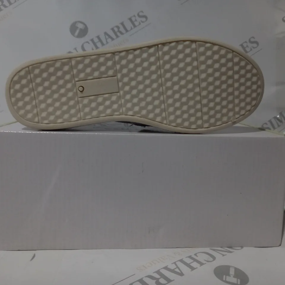 BOXED PAIR OF MYTHICAL CANVAS KIDS SHOES IN WHITE SIZE UNSPECIFIED