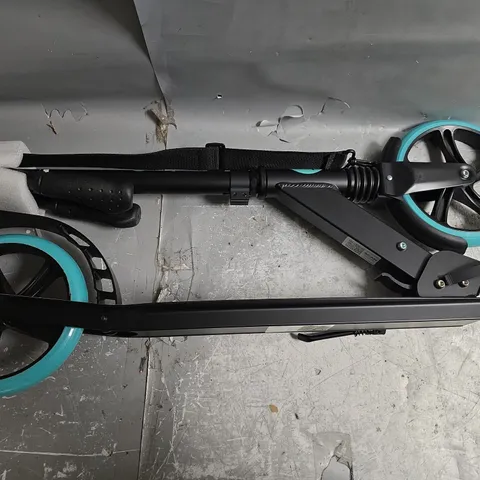 LASCOOTER CHILDRENS SCOOTER IN BLUE/BLACK