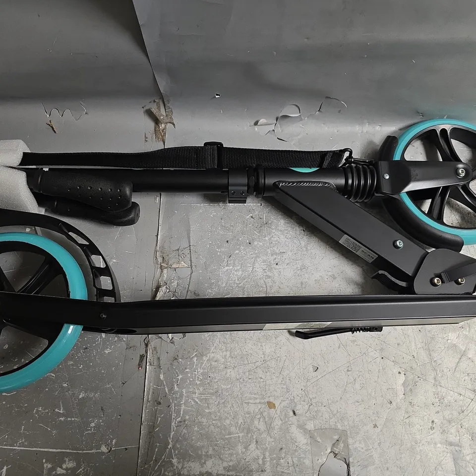 LASCOOTER CHILDRENS SCOOTER IN BLUE/BLACK 