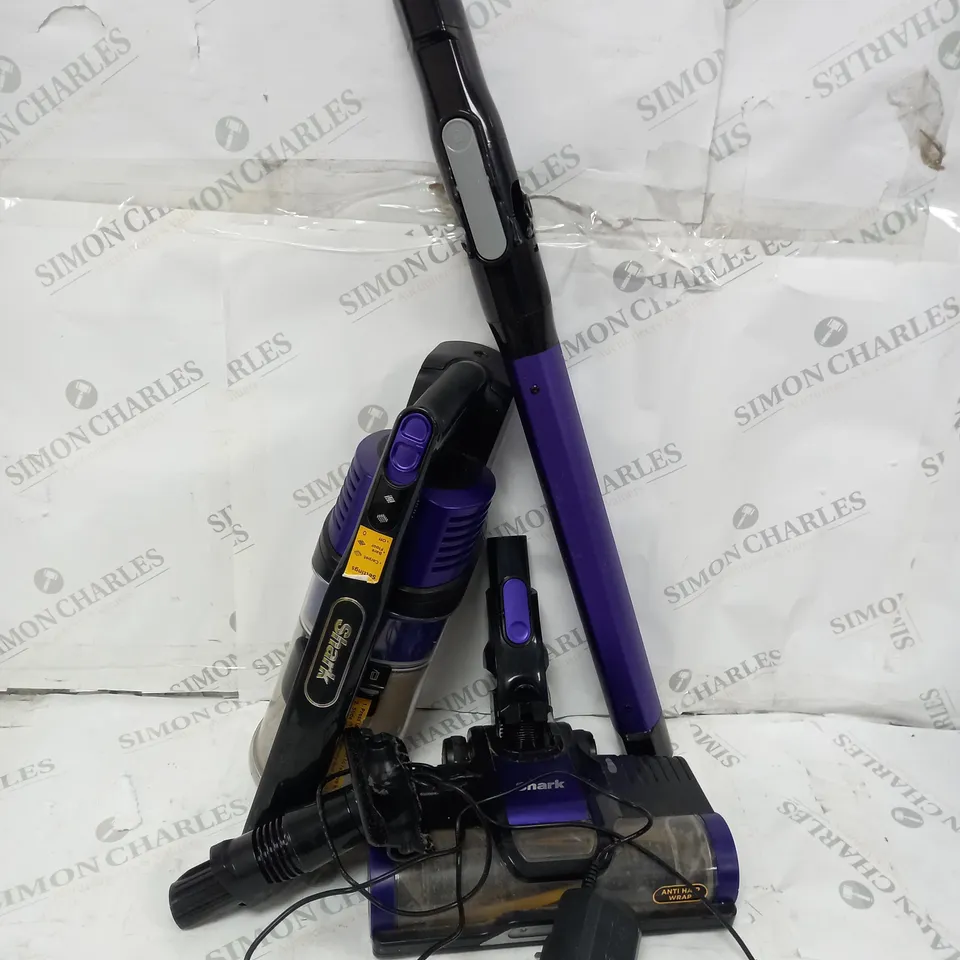 BOXED SHARK ANTI HAIR WRAP CORDLESS PET VACUUM CLEANER IZ202UKT
