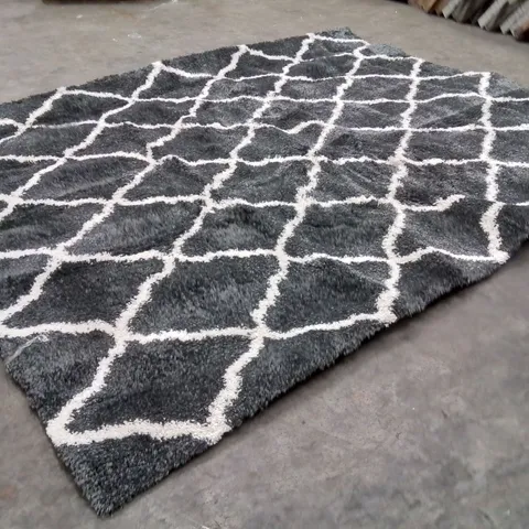 QUALITY DESIGNER AREA RUG - APPROXIMATELY 305X244CM