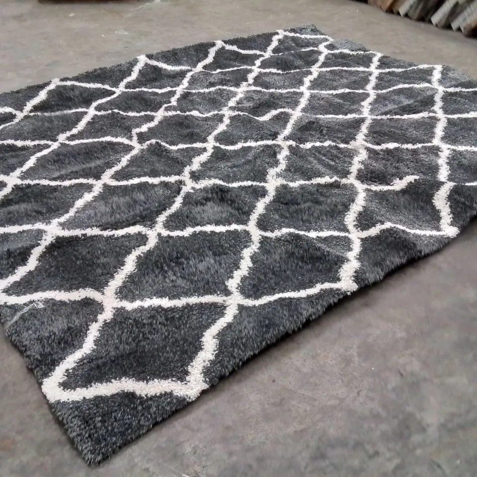 QUALITY DESIGNER AREA RUG - APPROXIMATELY 305X244CM