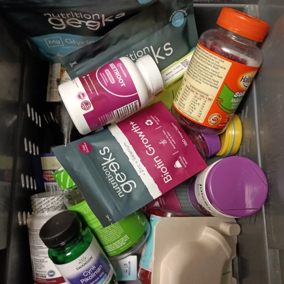 APPROXIMATELY 15 ASSORTED VITAMIN/HEALTH AID PRODUCTS TO INCLUDE VINEGAR GUMMIES, HAIR VITAMINS, GLYCINATE ETC 