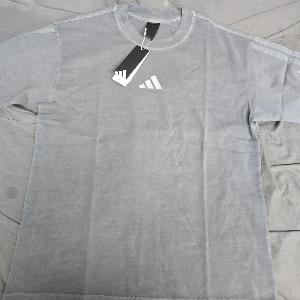 ADIDAS GREY T-SHIRT, LOOSE FIT, UK SMALL (S) – LOGO ON CHEST